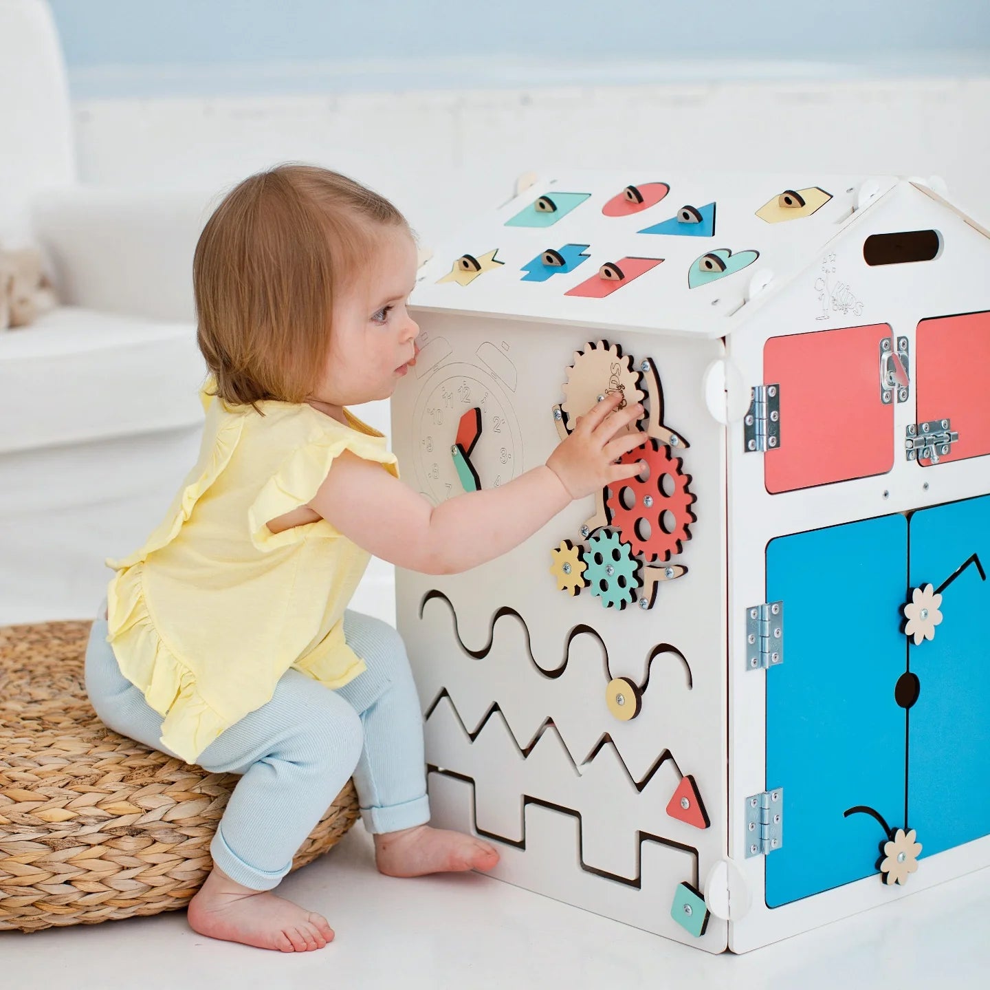 BusyBoard sensorisches Spielhaus Weiß – Montessori Holzspielzeug mit über 30 Aktivitäten.