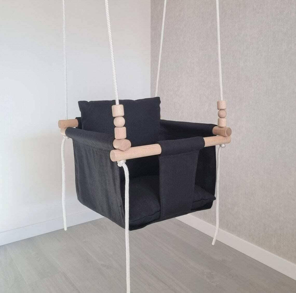 Babyschaukel BIO Leinen, schwarz, niedrige Rückenlehne.