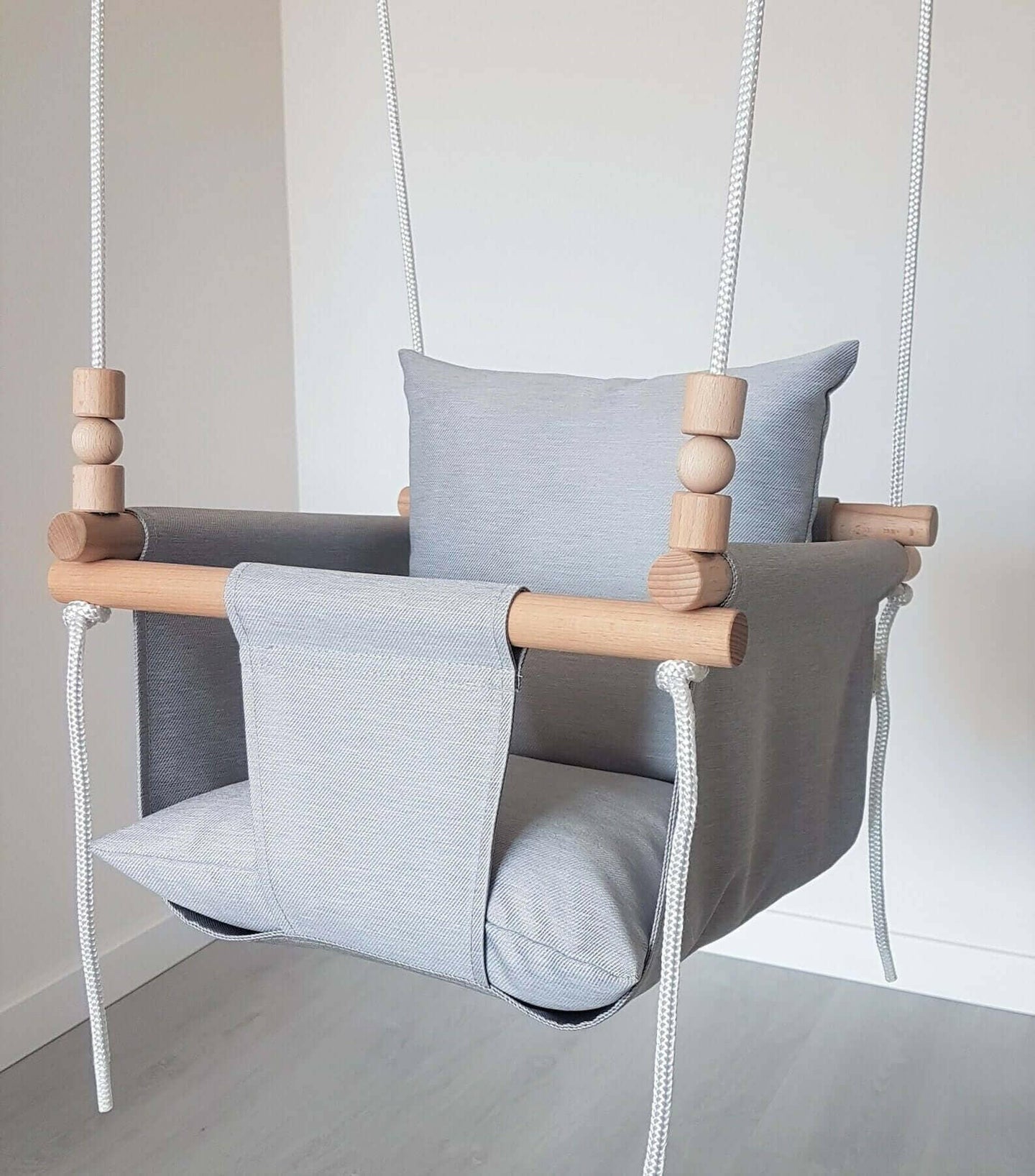 Babyschaukel Stoff, Wetterfest, hellgrau, niedrige Rückenlehne.