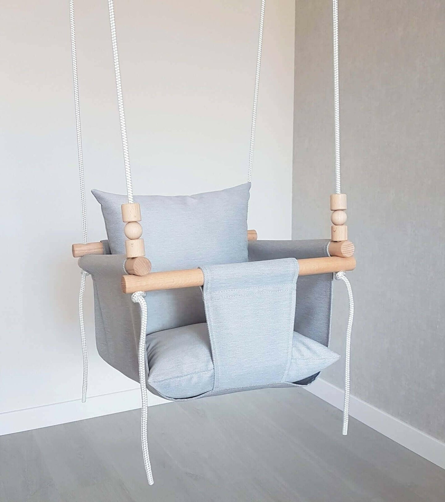 Babyschaukel Stoff, Wetterfest, hellgrau, niedrige Rückenlehne.