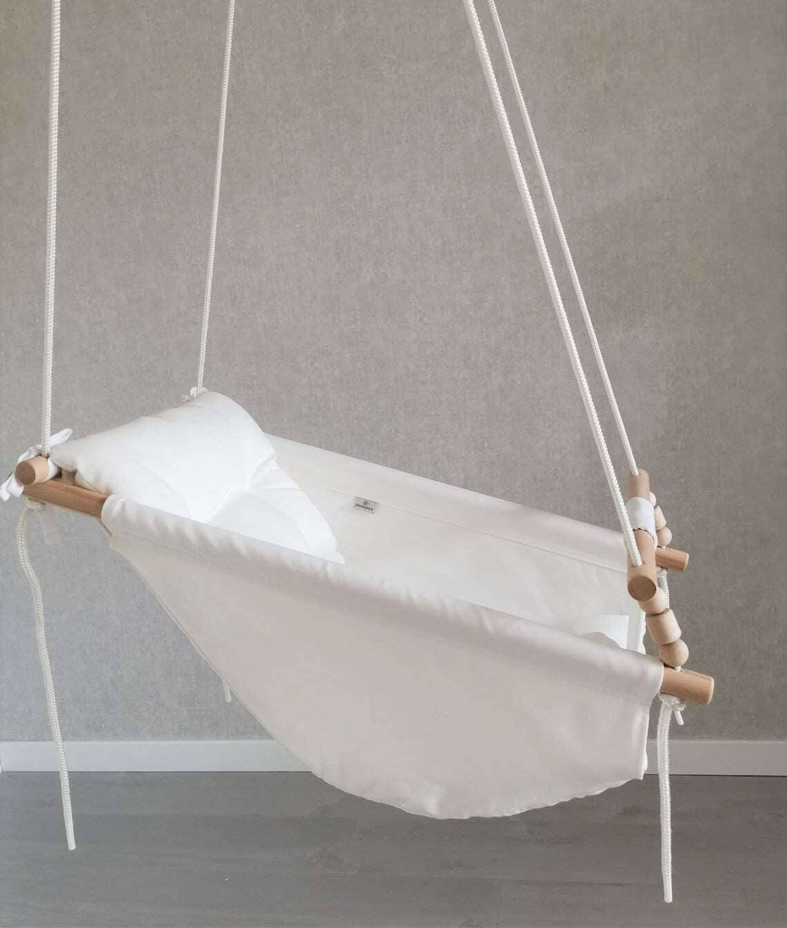 Große Babyschaukel Hängematte aus Baumwolle, weiß.