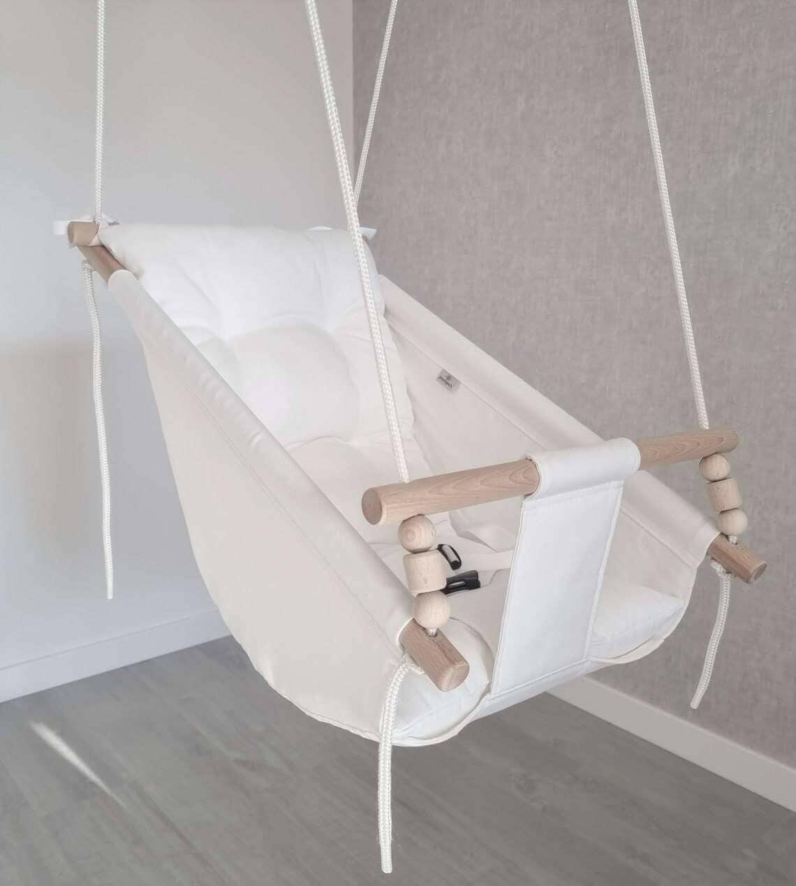 Große Babyschaukel Hängematte aus Baumwolle, weiß.