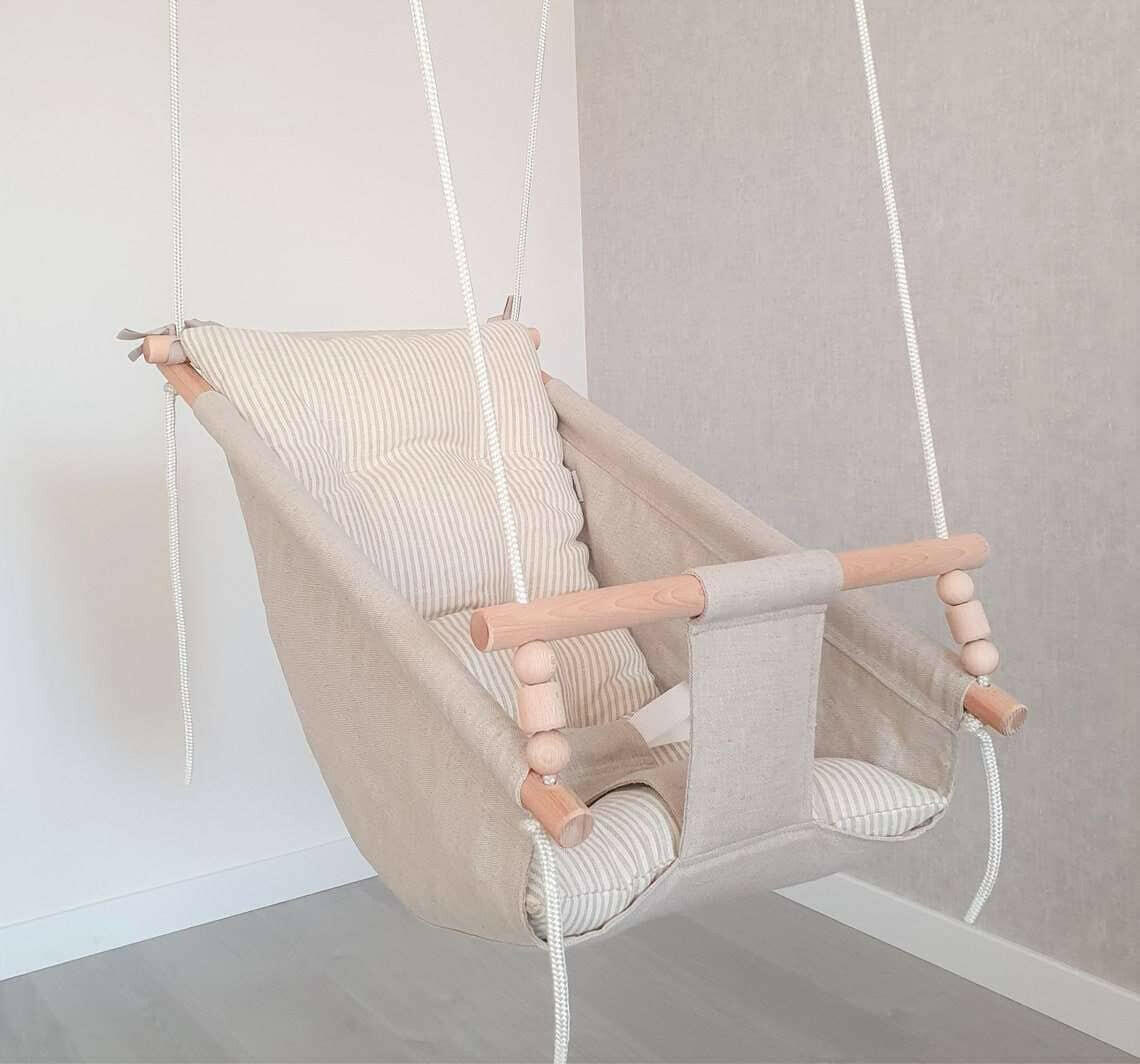 Große Babyschaukel Hängematte aus Leinen, beige gestreift.