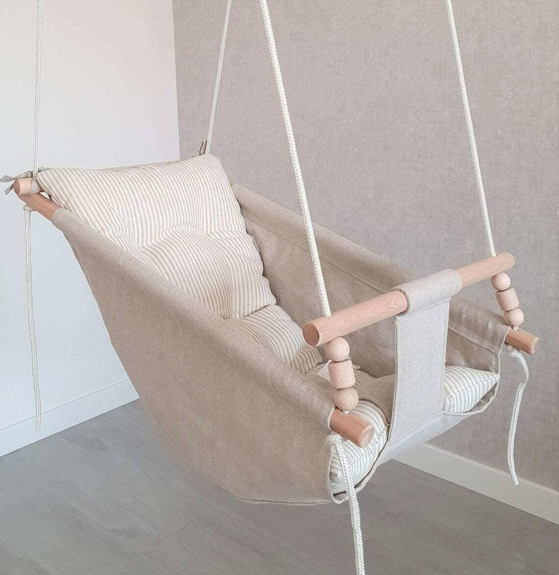 Große Babyschaukel Hängematte aus Leinen, beige gestreift.