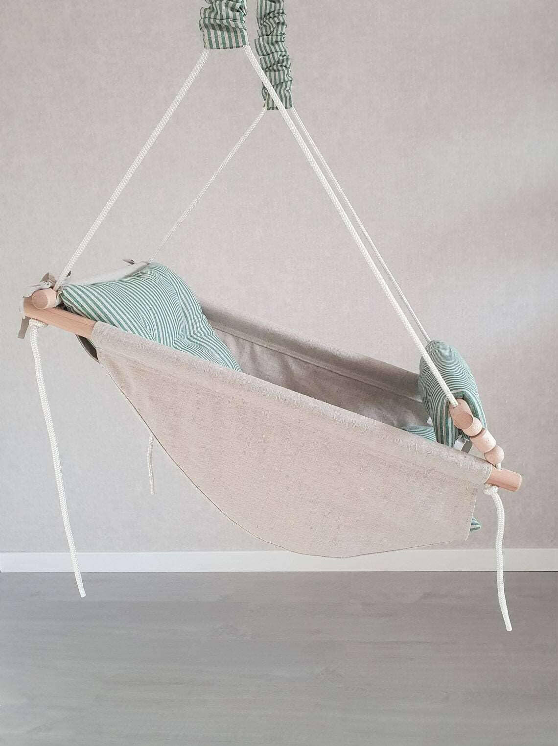 Große Babyschaukel Hängematte aus Leinen, grün gestreift.