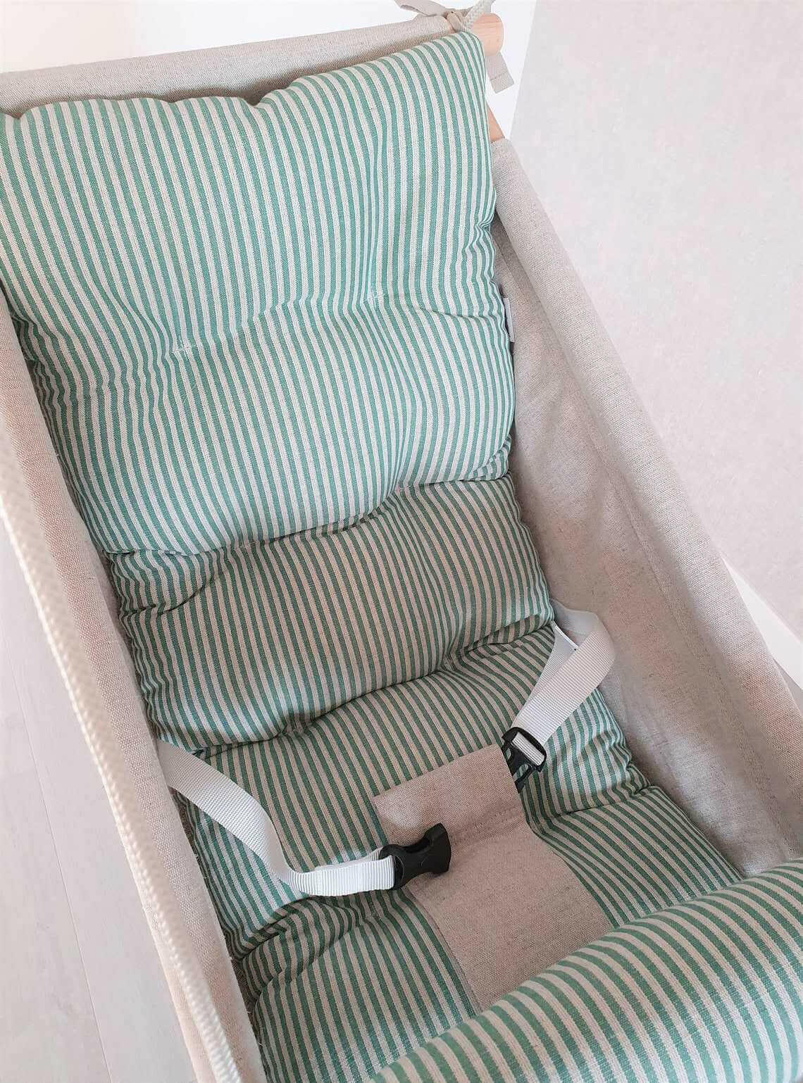 Große Babyschaukel Hängematte aus Leinen, grün gestreift.
