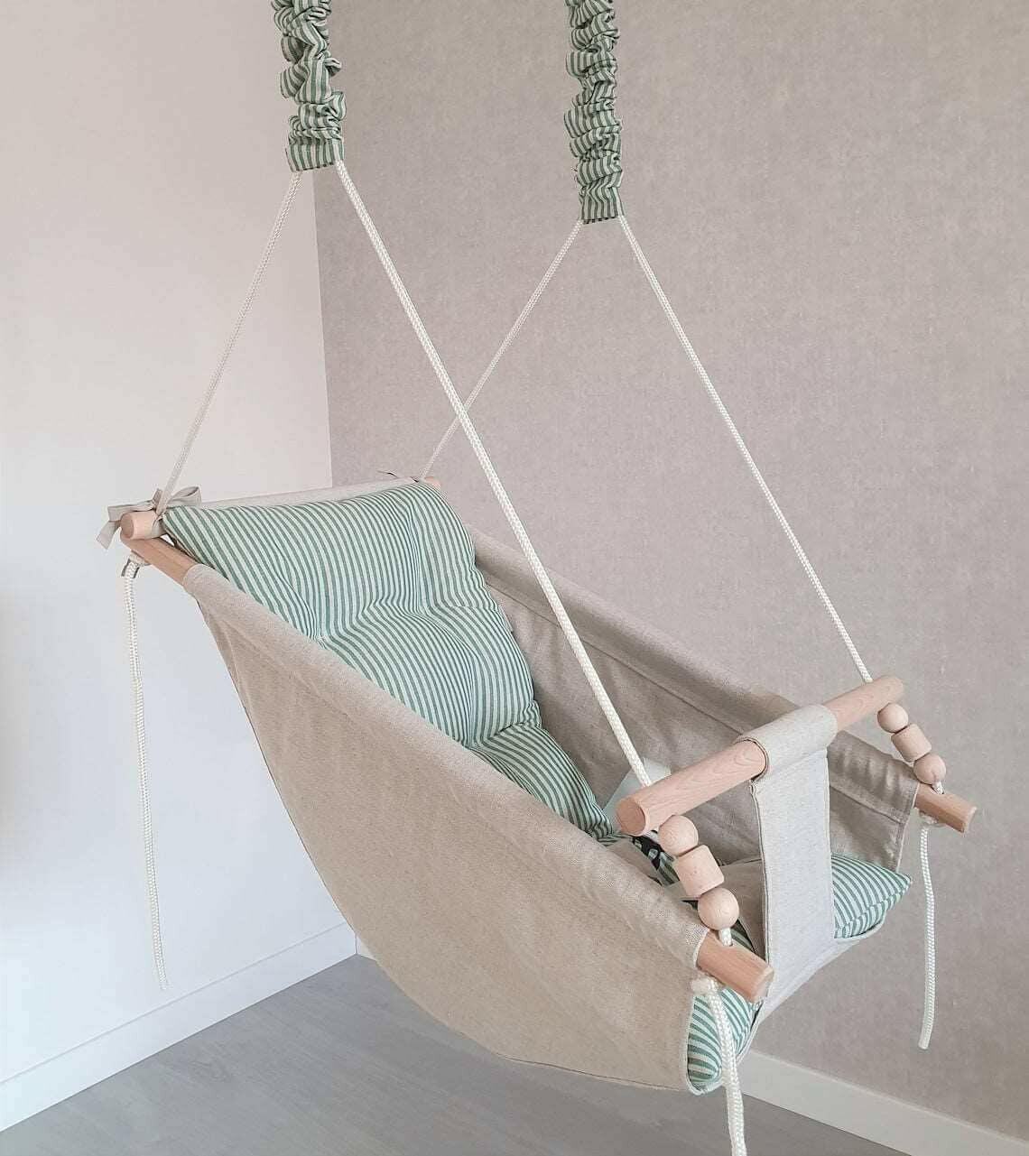 Große Babyschaukel Hängematte aus Leinen, grün gestreift.