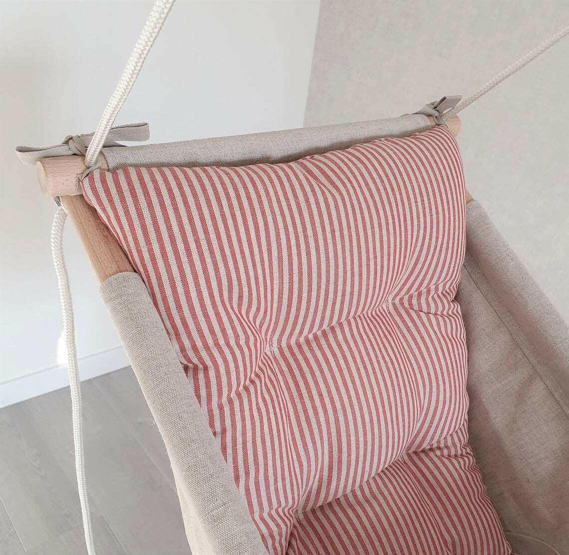 Große Babyschaukel Hängematte aus Leinen, rot gestreift.