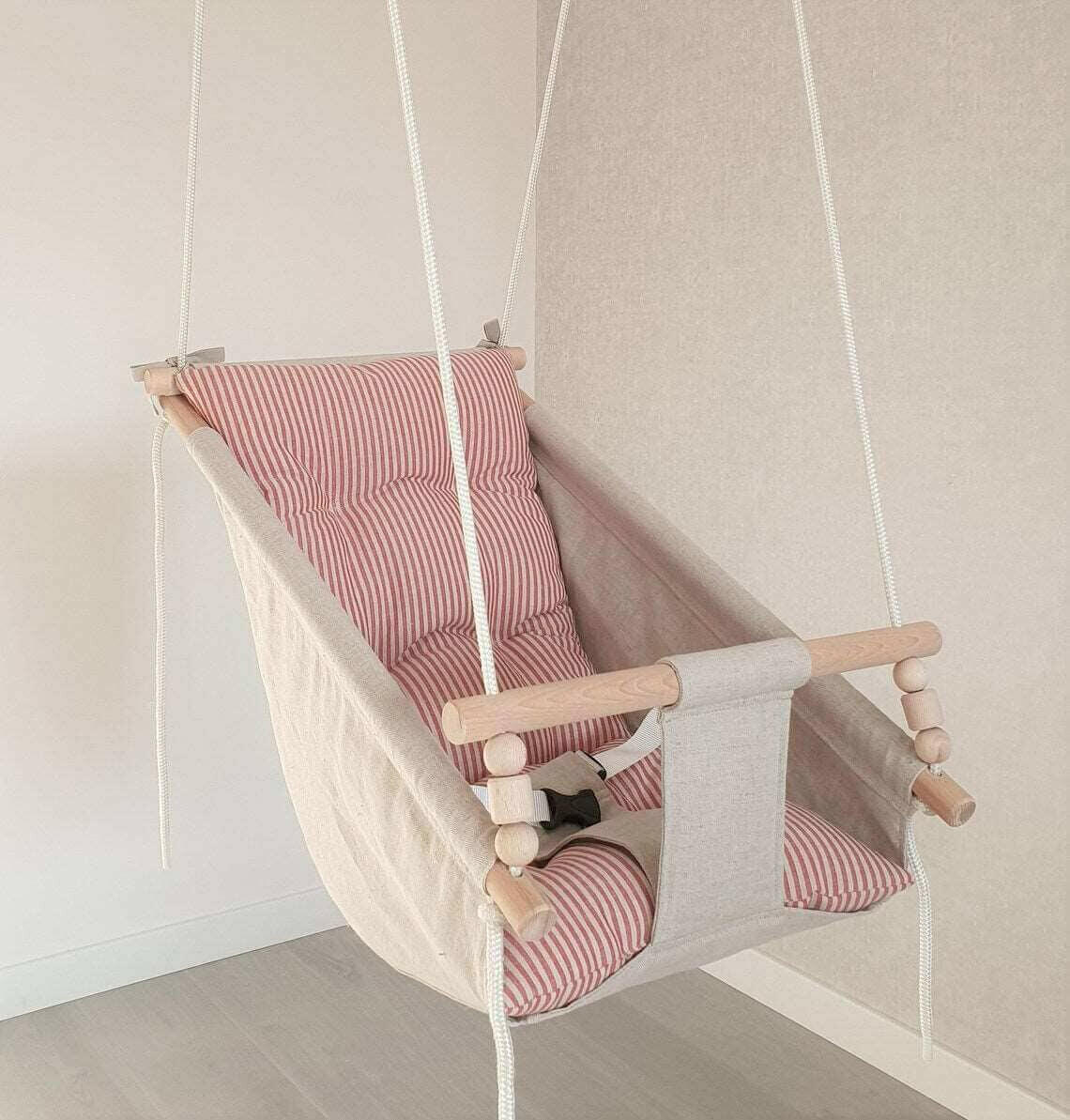 Große Babyschaukel Hängematte aus Leinen, rot gestreift.
