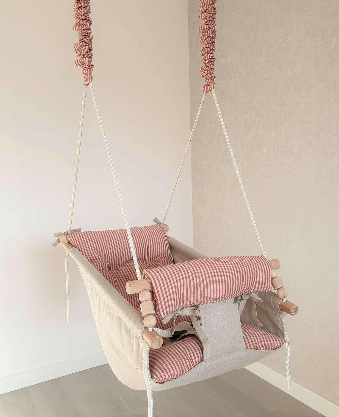 Große Babyschaukel Hängematte aus Leinen, rot gestreift.