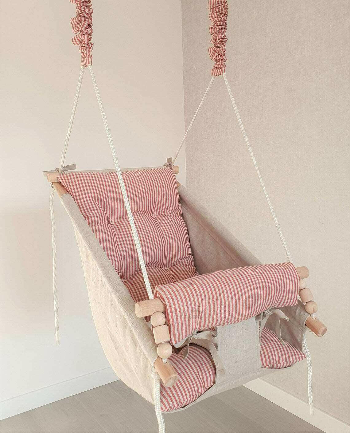 Große Babyschaukel Hängematte aus Leinen, rot gestreift.