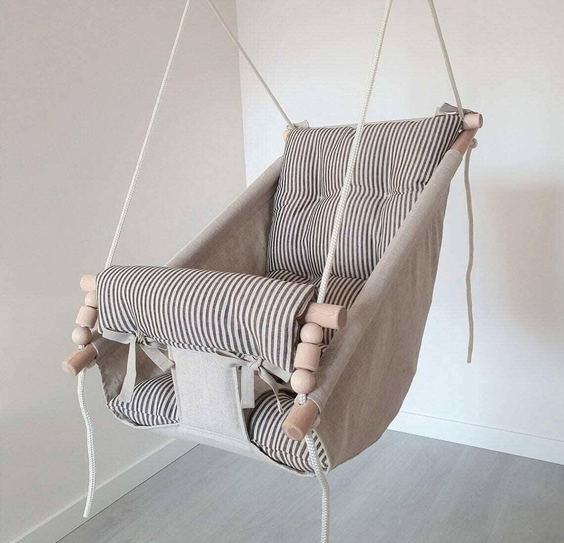 Große Babyschaukel Hängematte aus Leinen, schwarz gestreift.