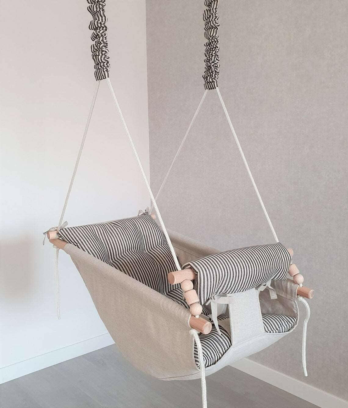 Große Babyschaukel Hängematte aus Leinen, schwarz gestreift.