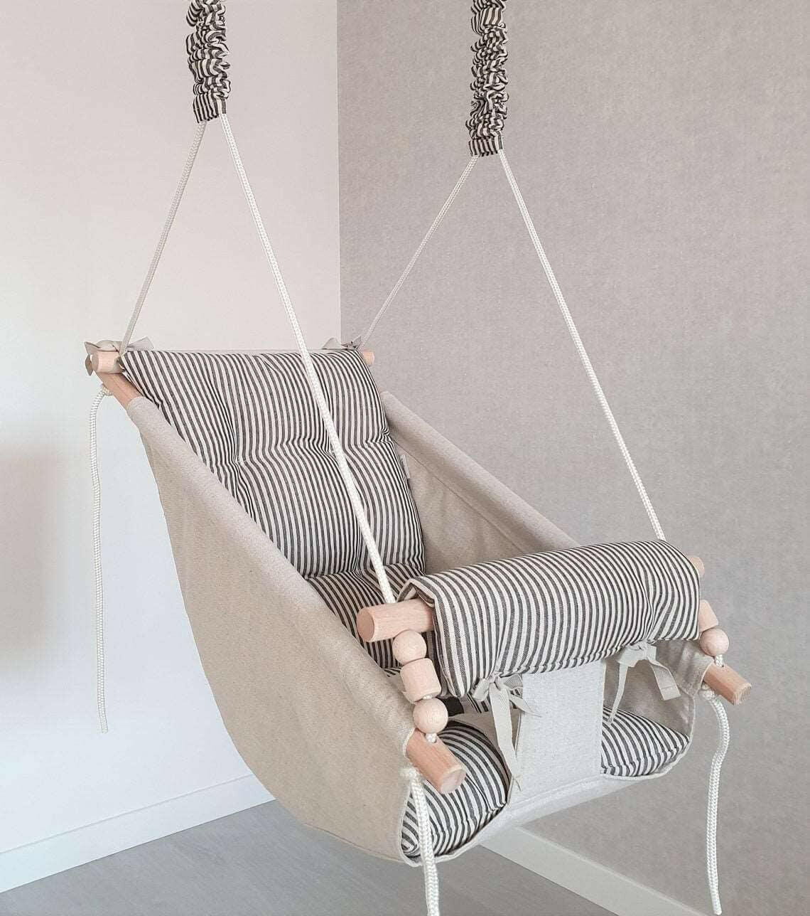 Große Babyschaukel Hängematte aus Leinen, schwarz gestreift.