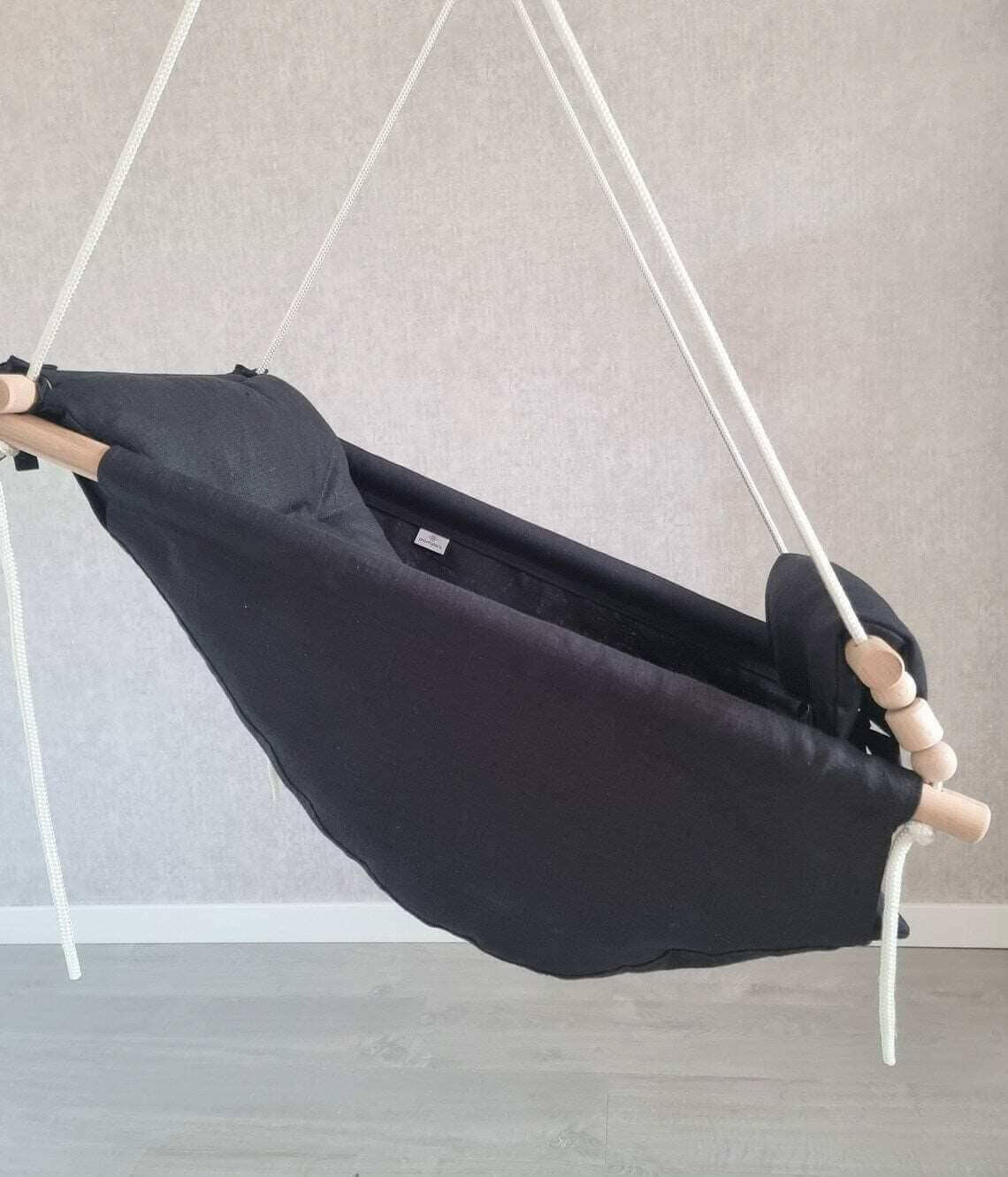 Große Babyschaukel Hängematte aus Leinen, schwarz.