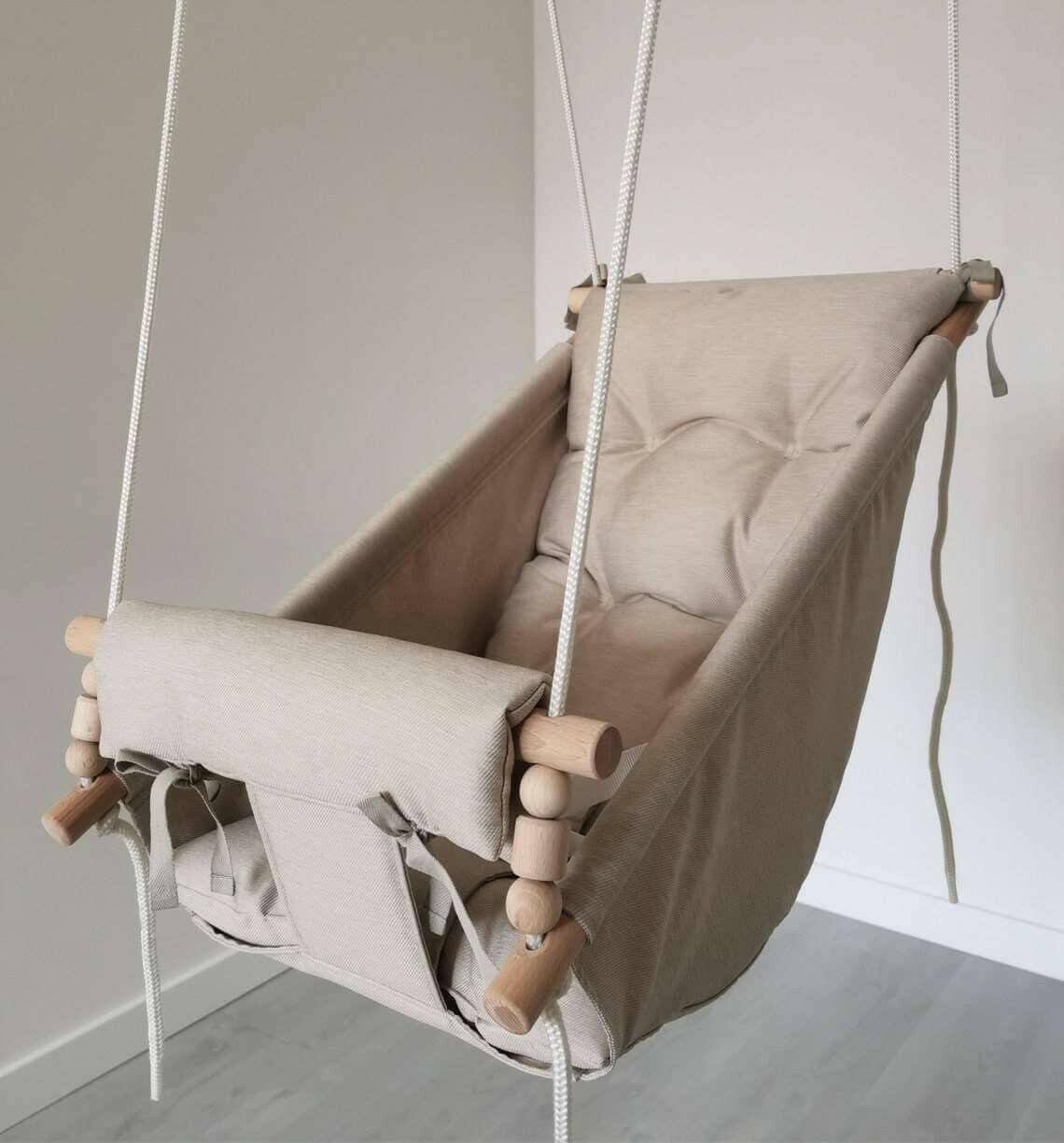 Große Babyschaukel Hängematte aus Polyester wetterfest, beige.