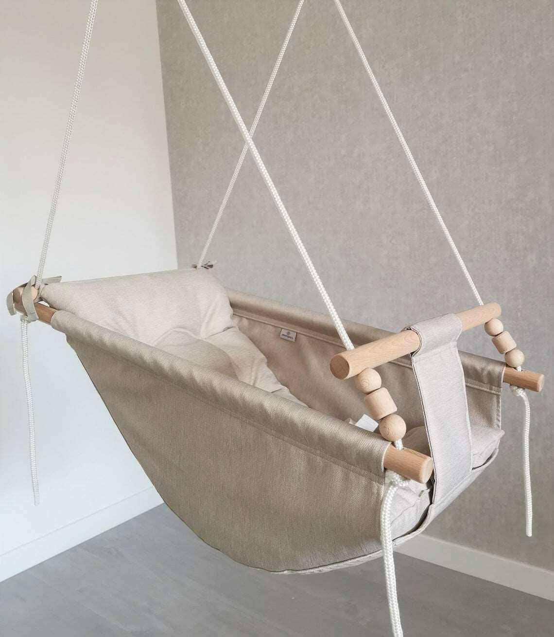 Große Babyschaukel Hängematte aus Polyester wetterfest, beige.
