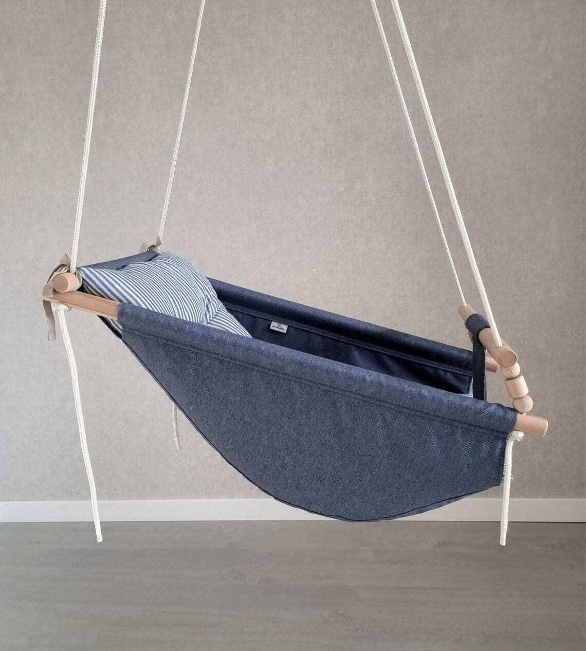 Große Babyschaukel Hängematte aus Polyester wetterfest, blau.