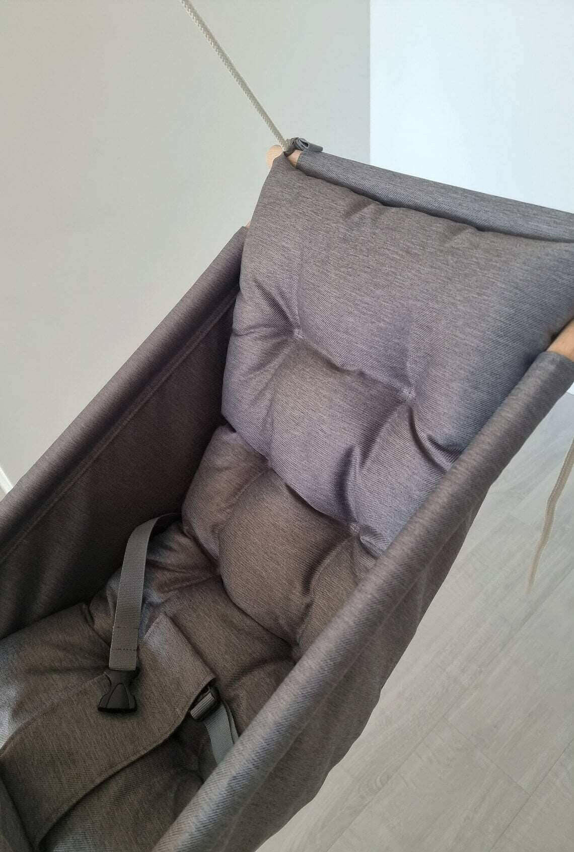 Große Babyschaukel Hängematte aus Polyester wetterfest, dunkelgrau.