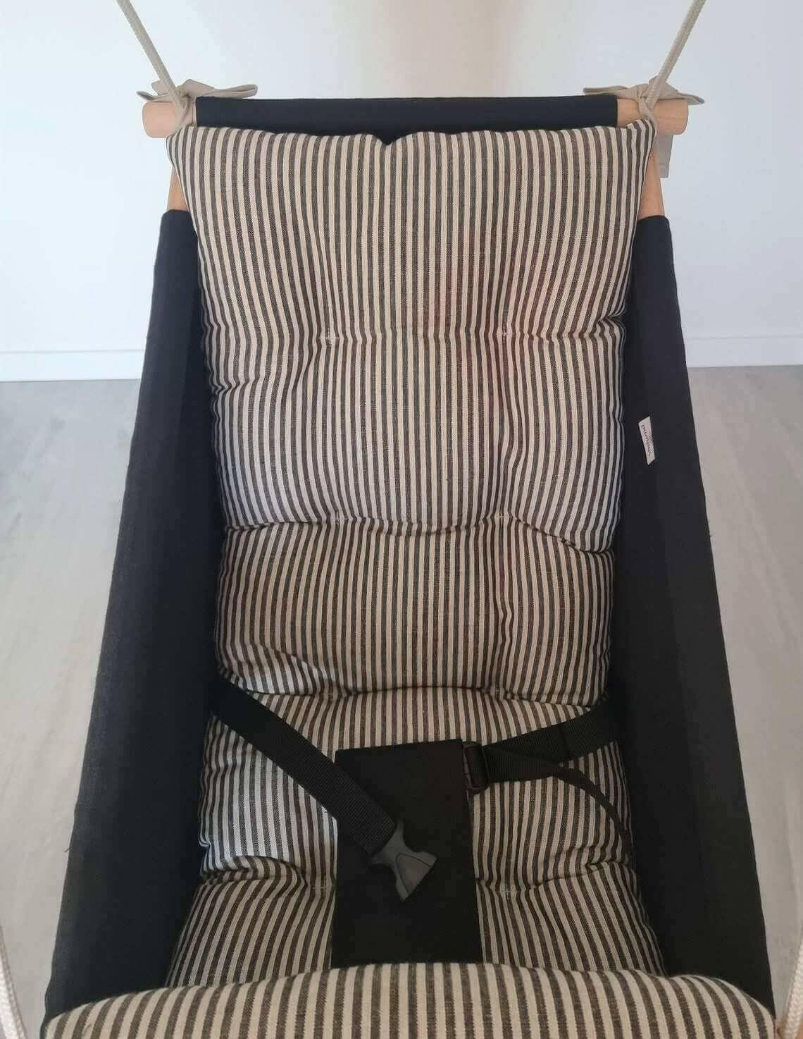 Große schwarze Babyschaukel aus Leinen, schwarz gestreift.