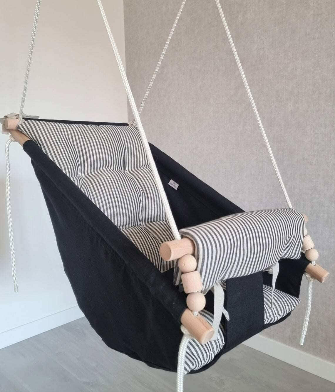Große schwarze Babyschaukel aus Leinen, schwarz gestreift.