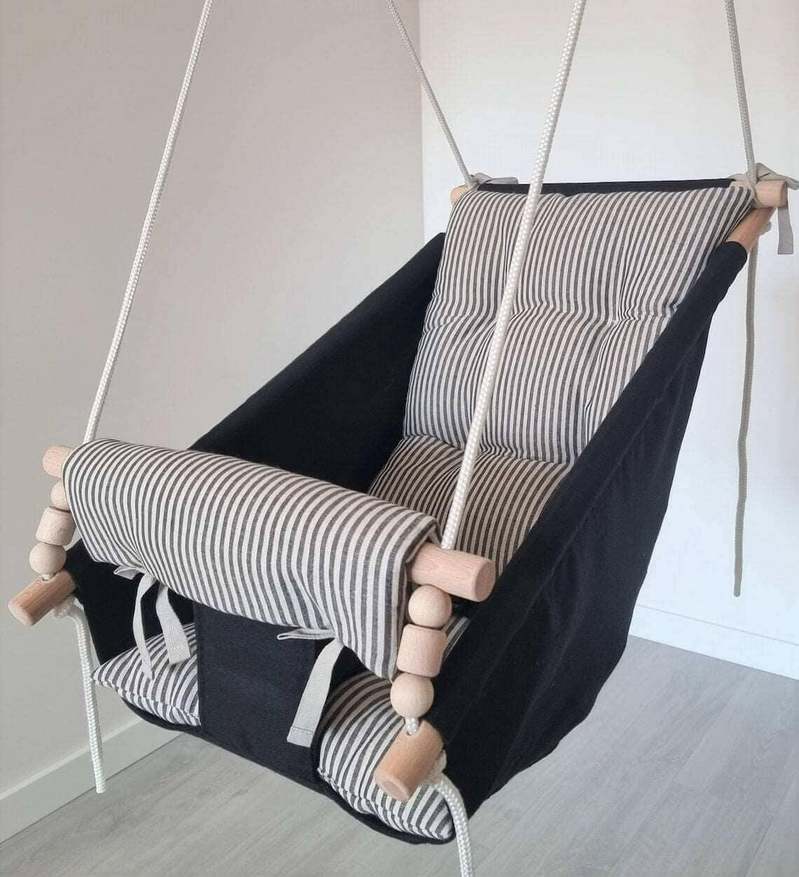 Große schwarze Babyschaukel aus Leinen, schwarz gestreift.
