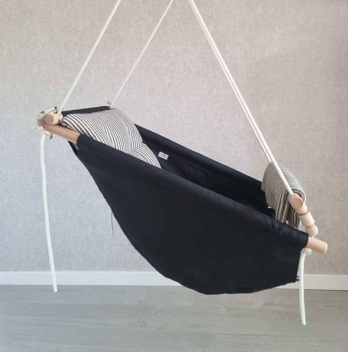 Große schwarze Babyschaukel aus Leinen, schwarz gestreift.