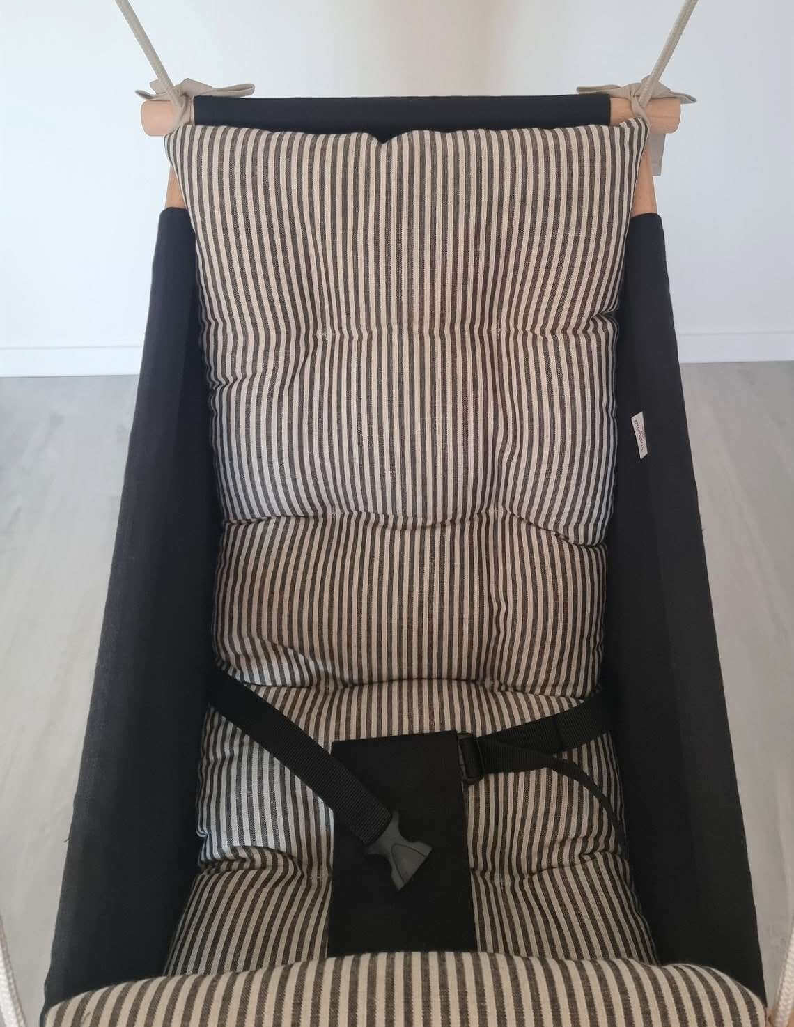 große schwarze babyschaukel aus leinen, schwarz gestreift - besondereshoch2