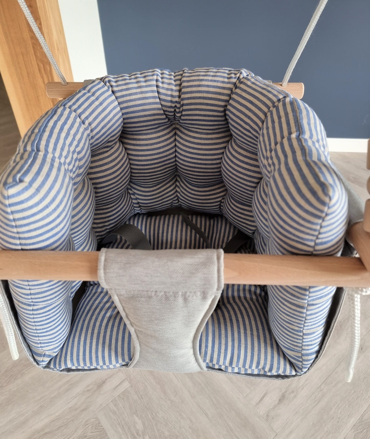premium babyschaukel aus polyester mit blauen streifen - besondereshoch2