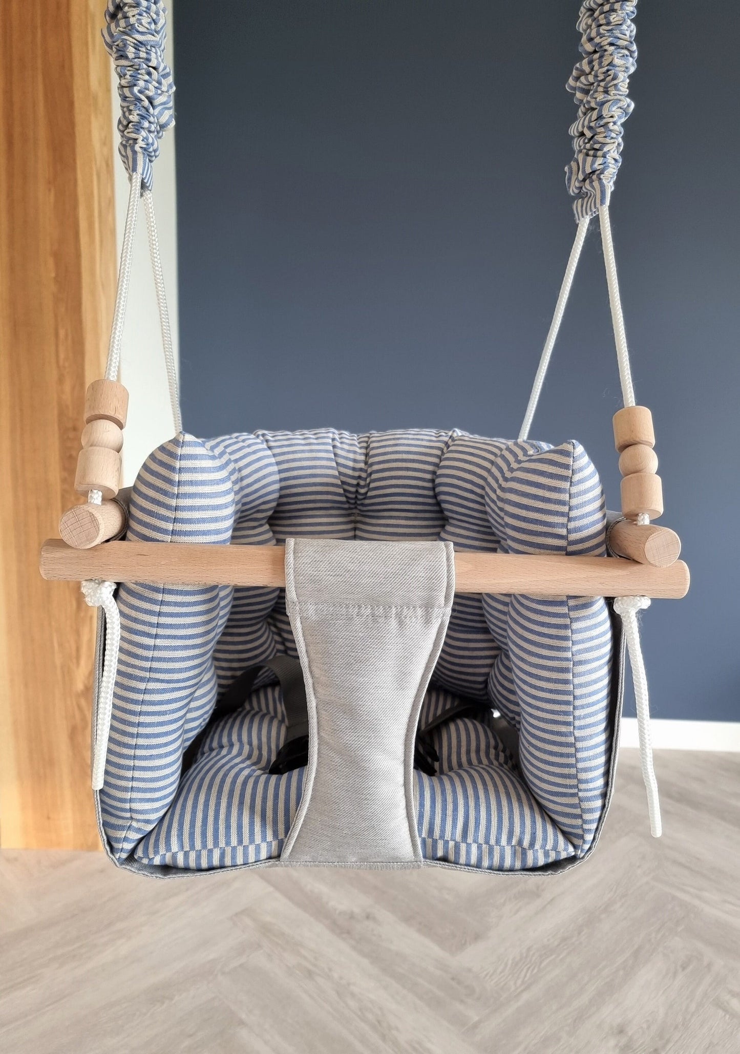 premium babyschaukel aus polyester mit blauen streifen - besondereshoch2
