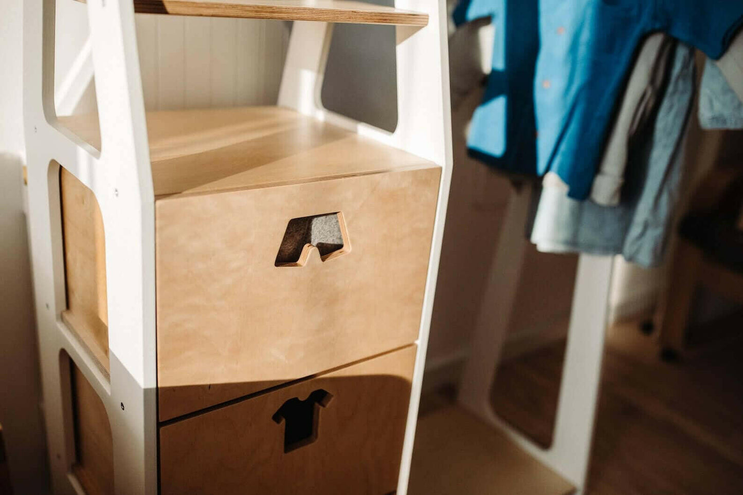 Kindergarderobe mit Ablage, Montessori Möbel, Kleiderschrank.