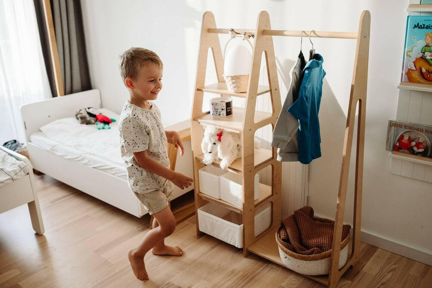 Kindergarderobe mit Ablage, Montessori Möbel, Kleiderschrank.