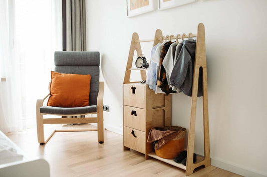 Kindergarderobe mit Ablage, Montessori Möbel, Kleiderschrank.