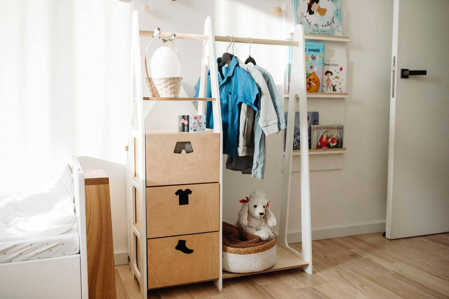 Kindergarderobe mit Ablage, Montessori Möbel, Kleiderschrank.