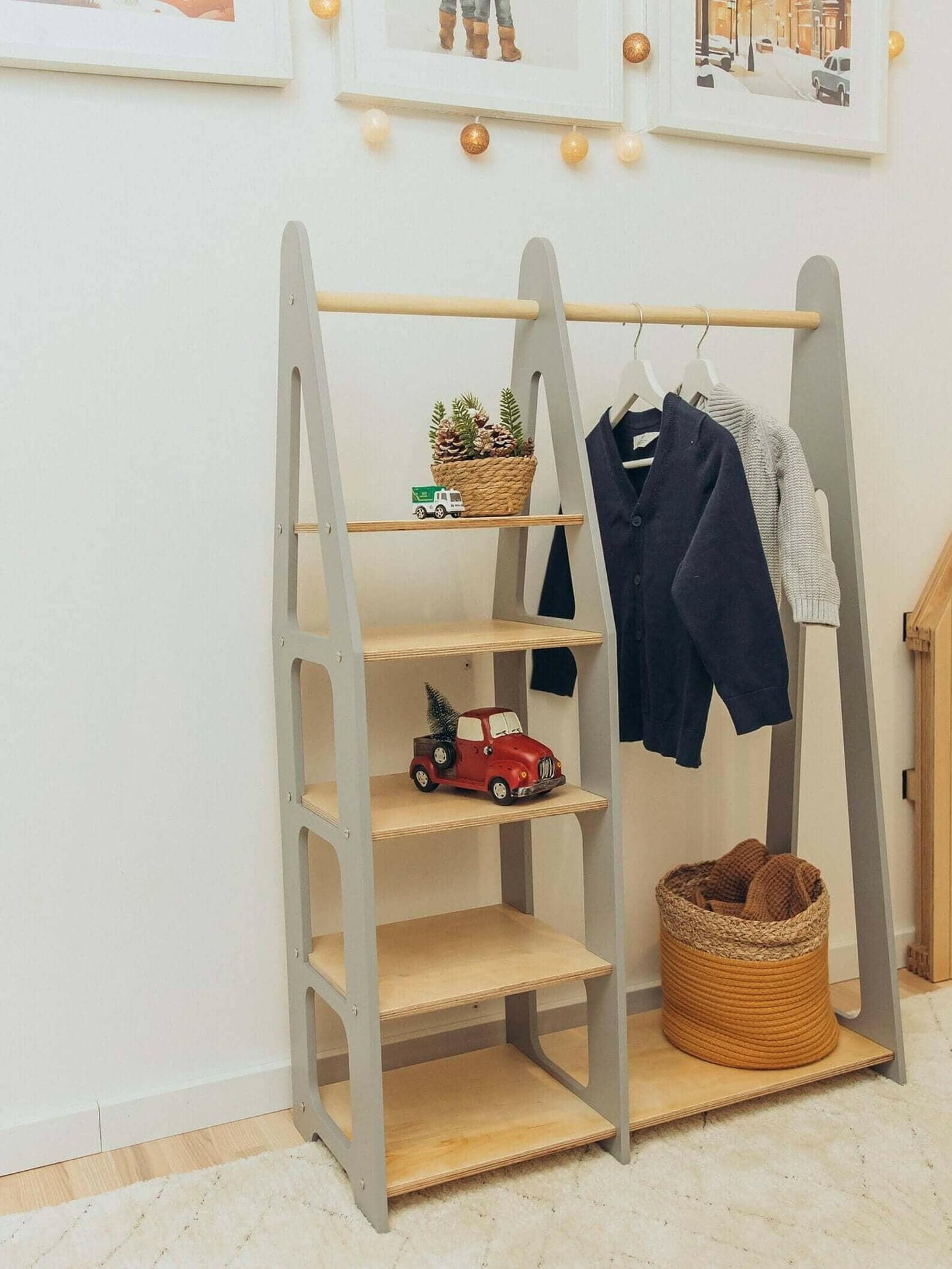Kindergarderobe mit Ablage, Montessori Möbel, Kleiderschrank.