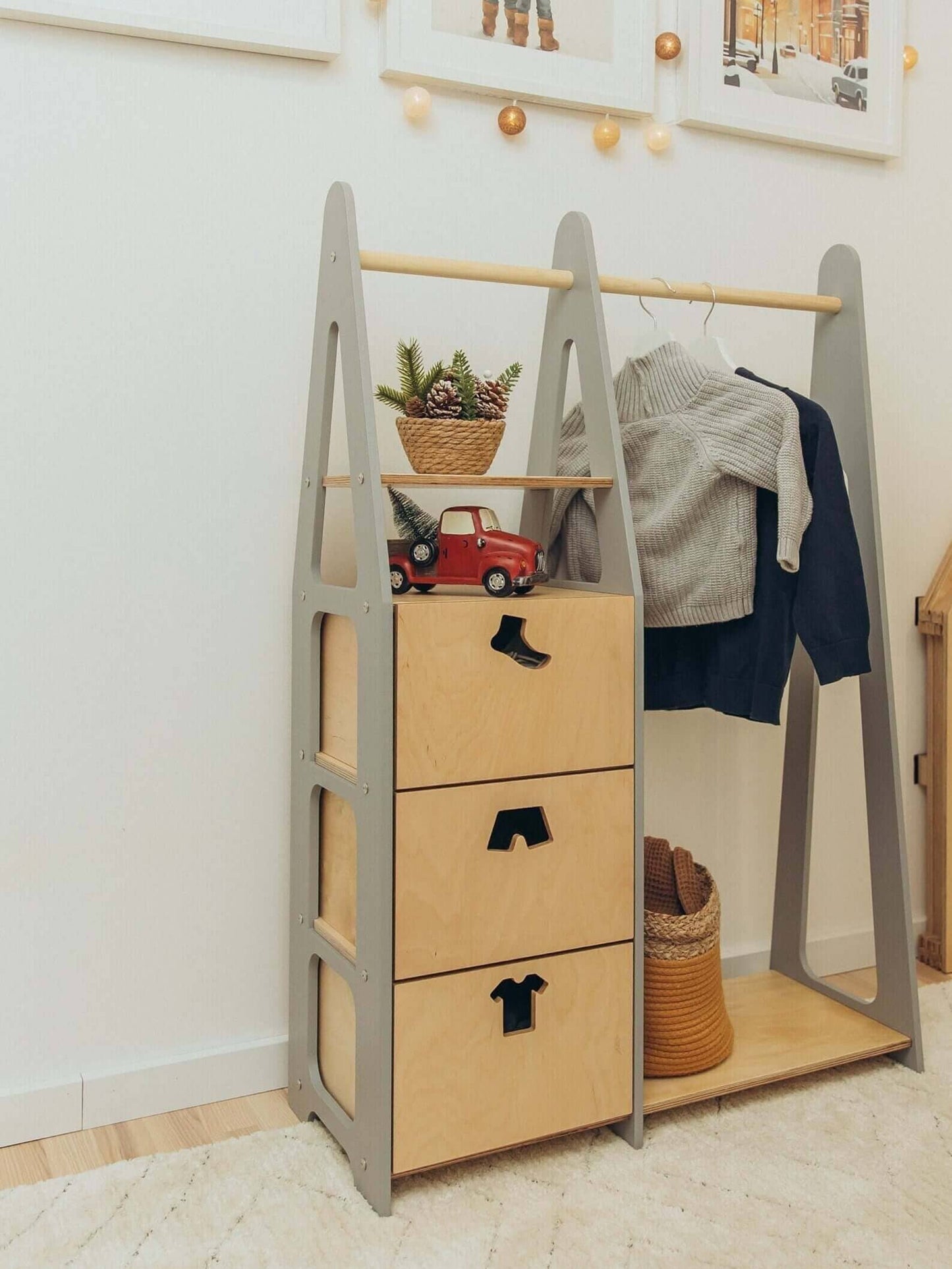 Kindergarderobe mit Ablage, Montessori Möbel, Kleiderschrank Duck Woodworks Grau Schubladen mit Griff in Kleidungsform