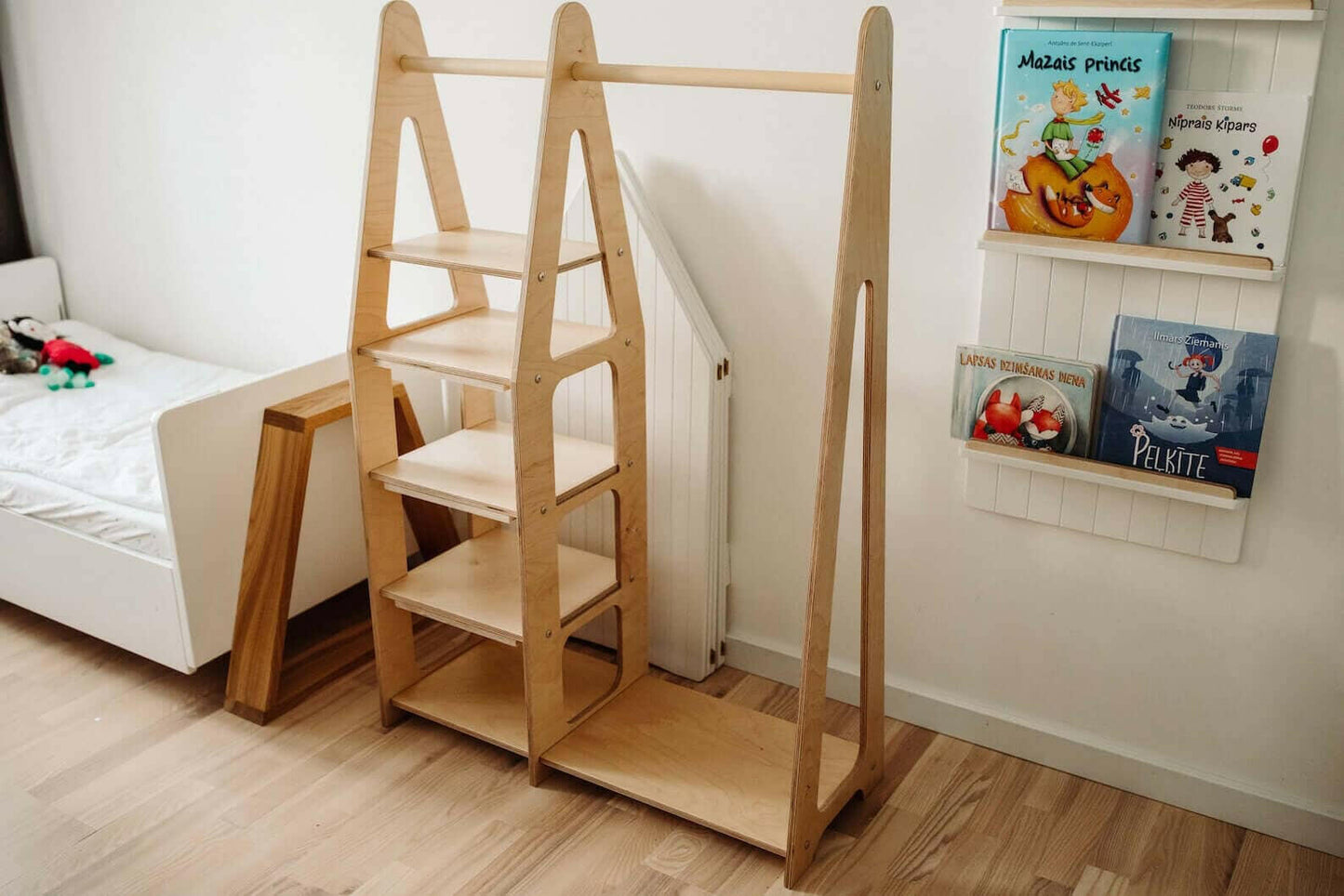 Kindergarderobe mit Ablage, Montessori Möbel, Kleiderschrank.