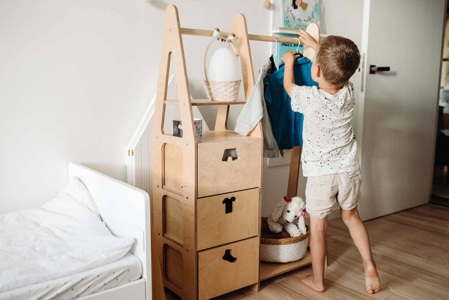 Kindergarderobe mit Ablage, Montessori Möbel, Kleiderschrank Duck Woodworks Natur Schubladen mit Griff in Kleidungsform