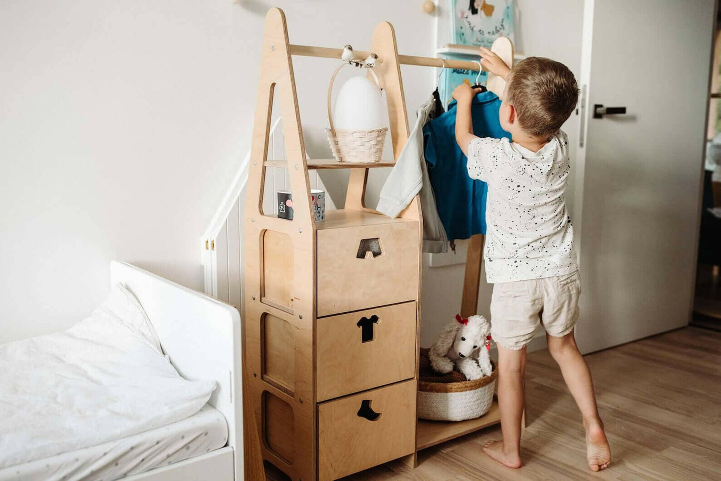 Kindergarderobe mit Ablage, Montessori Möbel, Kleiderschrank.