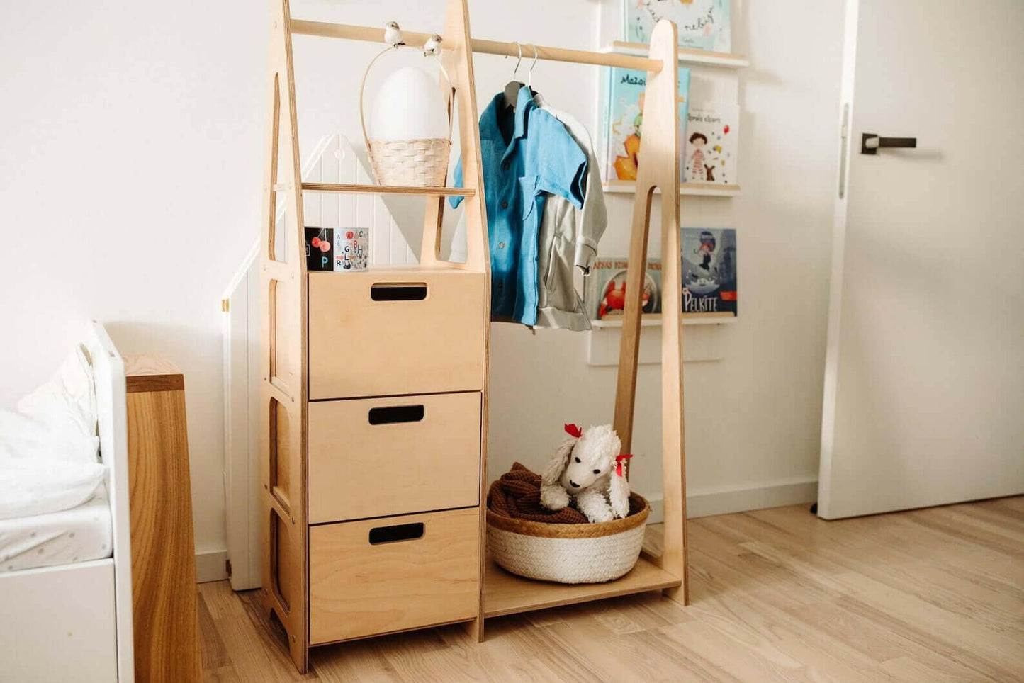 Kindergarderobe mit Ablage, Montessori Möbel, Kleiderschrank.