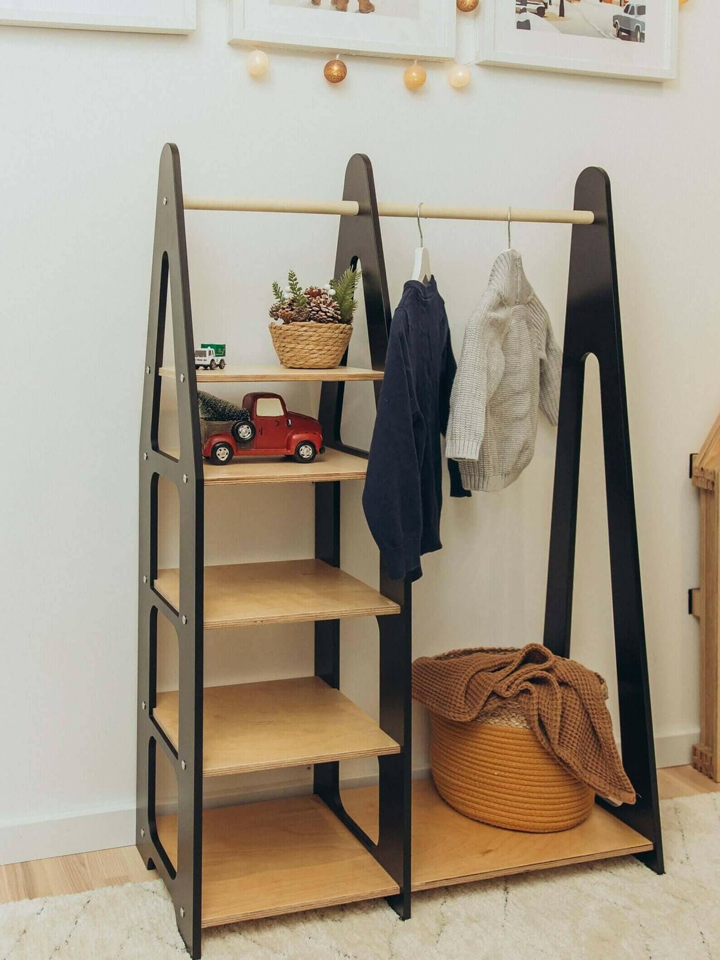 Kindergarderobe mit Ablage, Montessori Möbel, Kleiderschrank.