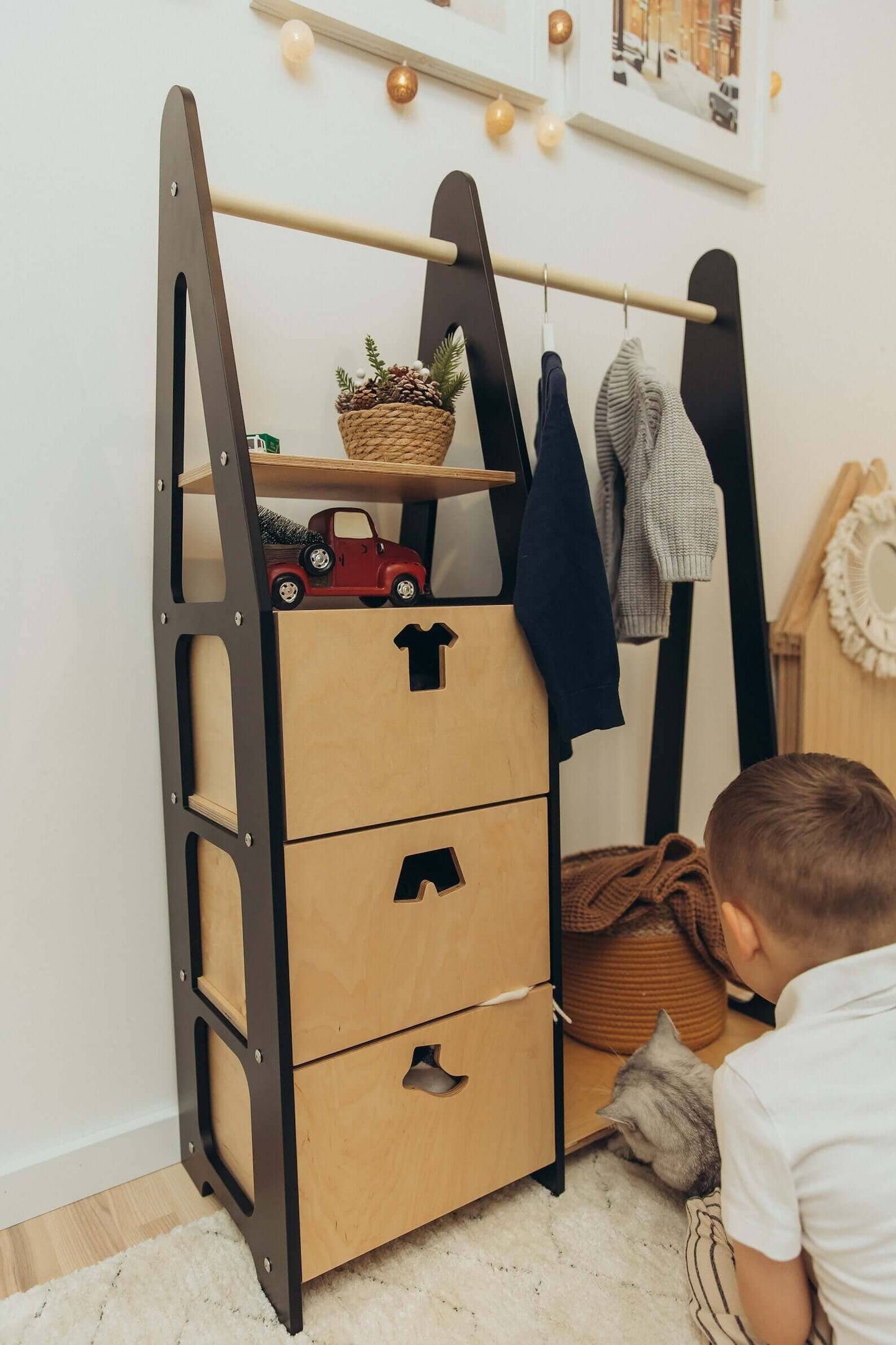 Kindergarderobe mit Ablage, Montessori Möbel, Kleiderschrank Duck Woodworks Schwarz Schubladen mit Griff in Kleidungsform