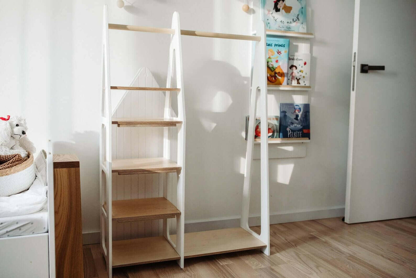 Kindergarderobe mit Ablage, Montessori Möbel, Kleiderschrank.