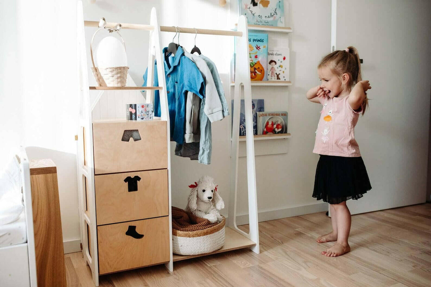 Kindergarderobe mit Ablage, Montessori Möbel, Kleiderschrank.
