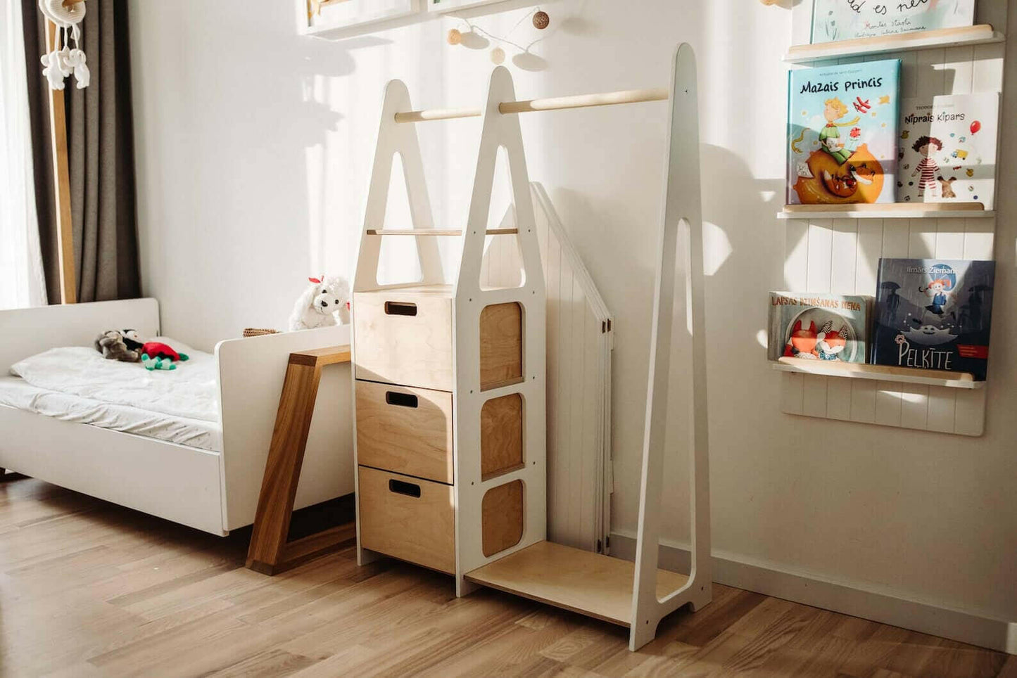 Kindergarderobe mit Ablage, Montessori Möbel, Kleiderschrank.