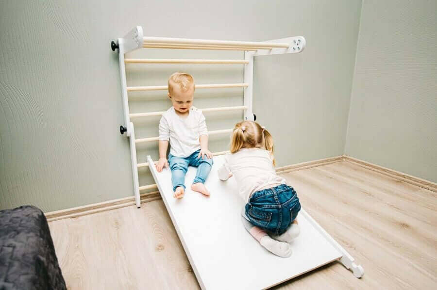 Kletterdreieck, Sprossenwand, Pikler Dreieck mit Rutsche.