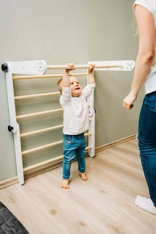 Kletterdreieck, Sprossenwand, Pikler Dreieck mit Rutsche.