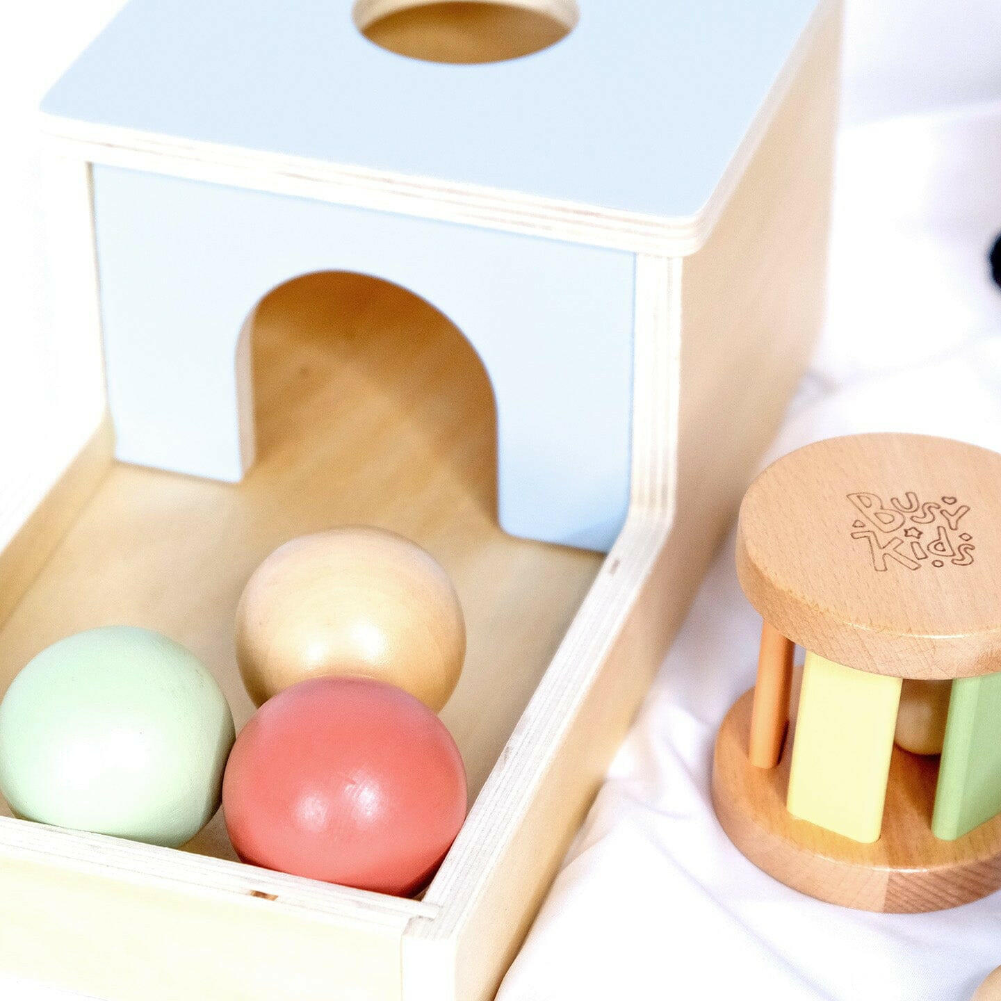 Montessori-Box für Kinder von 6 bis 12 Monaten.