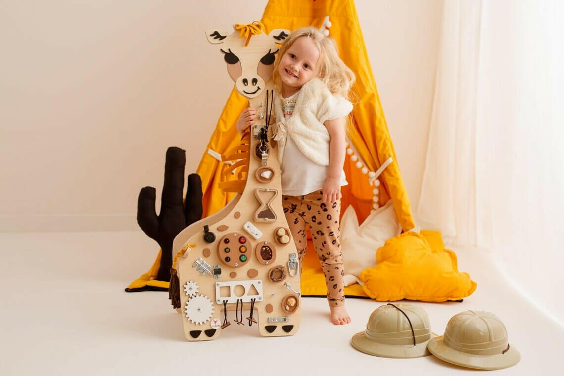 Montessori Busy Board Activity Board Motorikbrett Holz, Giraffe.