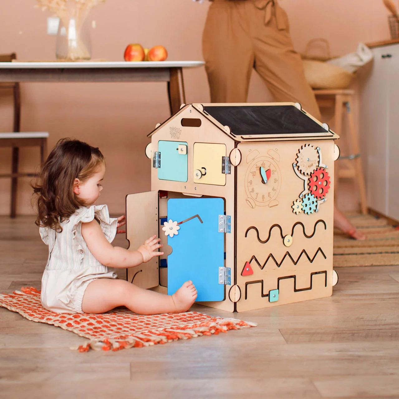 BusyBoard sensorisches Spielhaus Natura – Montessori Holzspielzeug mit über 30 Aktivitäten.